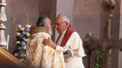 Papst Franziskus und Karekin II Nersissian, Oberster Patriarch und Katholikos aller Armenier, am 26. Juni 2016 / CNA / Edward Pentin