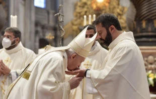 Papst Franziskus bei der Priesterweihe im Petersdom am 25. April 2021 / Vatican Media