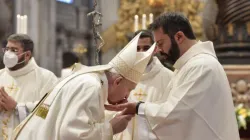 Papst Franziskus bei der Priesterweihe im Petersdom am 25. April 2021 / Vatican Media