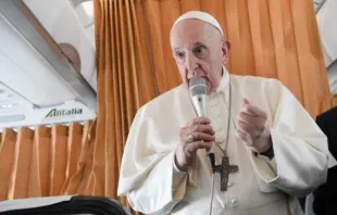 Papst Franziskus spricht zu Journalisten auf dem Flug von Pressburg nach Rom am 15. September 2021. / Vatican Media