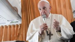 Papst Franziskus spricht zu Journalisten auf dem Flug von Pressburg nach Rom am 15. September 2021. / Vatican Media