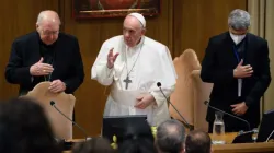 Papst Franziskus spricht zu den Moderatoren der Vereinigungen von Gläubigen, kirchlichen Bewegungen und neuen Gemeinschaften in der Synodenhalle des Vatikans, 16. September 2021  / Vatican Media