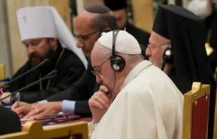 Papst Franziskus mit Teilnehmern des Treffens "Religionen und Bildung: Auf dem Weg zu einem globalen Pakt für Bildung" im Vatikan, 5. Oktober 2021 / Vatican Media