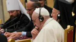 Papst Franziskus mit Teilnehmern des Treffens "Religionen und Bildung: Auf dem Weg zu einem globalen Pakt für Bildung" im Vatikan, 5. Oktober 2021 / Vatican Media