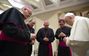 Papst Franziskus betet mit französischen Bischöfen vor seiner Generalaudienz, 6. Oktober 2021, nach der Veröffentlichung des verheerenden Missbrauchsberichts. / Vatican Media / CNA Deutsch