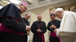 Papst Franziskus betet mit französischen Bischöfen vor seiner Generalaudienz, 6. Oktober 2021, nach der Veröffentlichung des verheerenden Missbrauchsberichts. / Vatican Media / CNA Deutsch