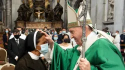 Papst Franziskus begrüßt die kürzlich freigelassene Sr. Gloria Cecilia Narváez Argoti im Vatikan, 10. Oktober 2021. / Vatican Media