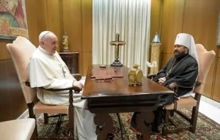 Metropolit Hilarion Alfeyev mit Papst Franziskus im Vatikan, 6. Oktober 2021.  / Vatican Media
