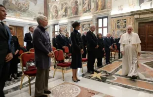 Papst Franziskus begrüßt die Mitglieder der Stiftung der Biomedizinischen Universität bei ihrem Termin im Vatikan am 18. Oktober 2021 / Vatican Media / CNA Deutsch 