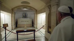 Papst Franziskus betet am Grab von Papst Pius XII. am 2. November 2021. / Vatican Media