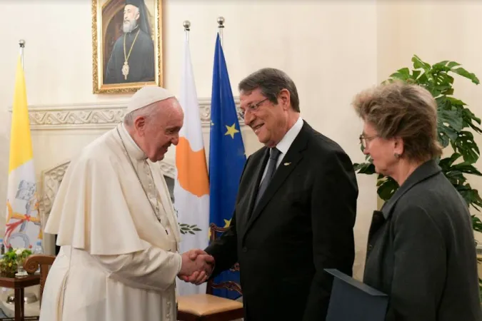 Papst Franziskus trifft den zyprischen Präsidenten Nicos Anastasiades im Präsidentenpalast in Nikosia, Zypern, 2. Dezember 2021. 