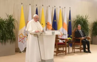 Papst Franziskus spricht vor den Behörden, der Zivilgesellschaft und dem diplomatischen Korps im Präsidentenpalast in Nikosia, Zypern, 2. Dezember 2021.  / Vatican Media