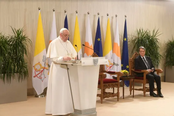 Papst Franziskus spricht vor den Behörden, der Zivilgesellschaft und dem diplomatischen Korps im Präsidentenpalast in Nikosia, Zypern, 2. Dezember 2021. 