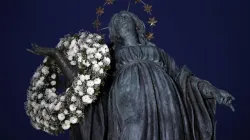 Zum Hochfest: Die Muttergottes im Herzen Roms mit dem Blumenkranz am 8. Dezember 2021 / Daniel Ibáñez / CNA Deutsch 