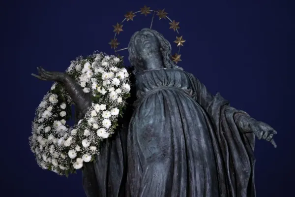 Zum Hochfest: Die Muttergottes im Herzen Roms mit dem Blumenkranz am 8. Dezember 2021 / Daniel Ibáñez / CNA Deutsch 