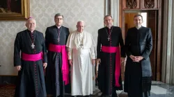 Papst Franziskus und französische Bischöfe im Vatikan, 13. Dezember 2021.  / Vatican Media