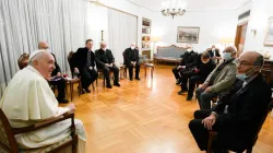 Papst Franziskus spricht zu sieben Jesuiten in der apostolischen Nuntiatur in Athen, Griechenland, 4. Dezember 2021. / Vatican Media