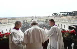 Papst Franziskus spendet den Segen der Stadt und des Weltkreises am Weihnachtsfest, 25. Dezember 2021. / Vatican Media