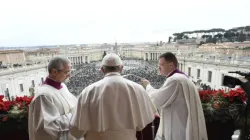 Papst Franziskus spendet den Segen der Stadt und des Weltkreises am Weihnachtsfest, 25. Dezember 2021. / Vatican Media