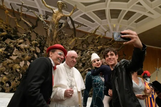 Selfie mit Zirkus-Artisten: Papst Franziskus bei der Generalaudienz am 5. Januar 2022

