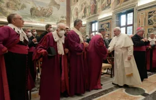 Papst Franziskus in der Sala Clementina mit Richtern der Rota am 27. Januar 2022 / Vatican Media