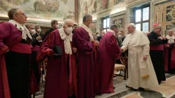 Papst Franziskus in der Sala Clementina mit Richtern der Rota am 27. Januar 2022 / Vatican Media