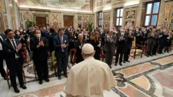 Applaus vom Konsortium der selbsternannten "Katholischen Faktenprüfer": Papst Franziskus mit der Abordnung im Vatikan am 29. Januar 2022 / Vatican Media