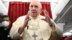 Papst Franziskus spricht vor Journalisten während des Fluges aus Malta nach Rom am 3. April 2022. / Vatican Media 