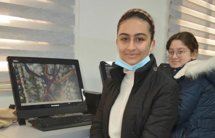 Schülerinnen im Computerraum der Al-Tahira Sekundarschule in Karakosch