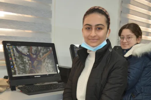 Schülerinnen im Computerraum der Al-Tahira Sekundarschule in Karakosch / Kirche in Not