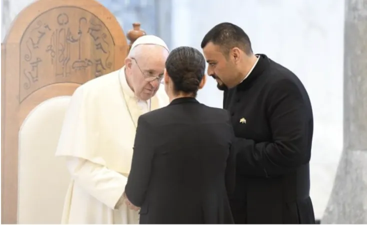 Duha Sabah Abdullah, die Mutter von David Abdullah, trifft Papst Franziskus bei dessen Irak-Reise