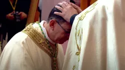 Msgr. Bruno Varriano OFM werden die Hände aufgelegt zur Bischofsweihe. / Screenshot von YouTube.