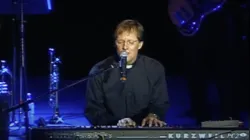 Pfarrer Jerry Kaywell singt „Field of Stars“: Live-Aufnahme aus dem Jahr 2023 / YouTube / Jerry Kaywell (Screenshot)