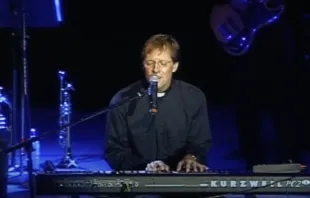 Pfarrer Jerry Kaywell singt „Field of Stars“: Live-Aufnahme aus dem Jahr 2023 / YouTube / Jerry Kaywell (Screenshot)