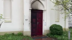 Die Eingangstür der Synagoge in Oldenburg, auf die der Brandanschlag verübt wurde. / Screenshot von YouTube