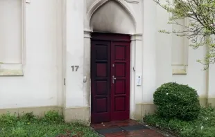 Die Eingangstür der Synagoge in Oldenburg, auf die der Brandanschlag verübt wurde. / Screenshot von YouTube