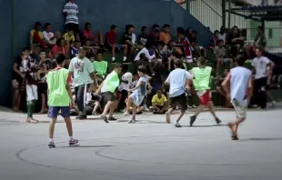 Kinder bei einem Fußballtunier der Brasilienkampagne für das Hilfswerk Don Bosco. / Screenshot von YouTube