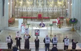 Demonstranten störten am Sonntag einen Gottesdienst in der St. Patrick's Cathedral in nordirländischen Armagh / Screenshot