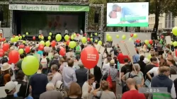 Tausende Teilnehmer versammelten sich beim Marsch für das Leben 2025 in Köln mit roten und grünen Luftballons als Symbol für den Schutz des Lebens in Köln wie auch in Berlin am 20. September 2025. / EWTN Deutschland / Screenshot