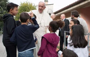 Papst Franziskus besucht das SOS Kinderdorf in Rom am 14. Oktober 2016. / L'Osservatore Romano
