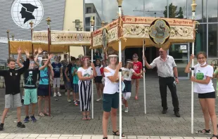 Segen zum Schulstart: Auf Anregung des Dekanatsreferenten wurden die Baldachine dreier Gemeinden für die neuen Schulkinder "aufgespannt". / smg Brilmayer / Bistum Mainz