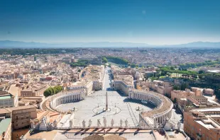 Blick über den Petersplatz und die Ewige Stadt / Seifeddine Dridi / Unsplash (CC0) 