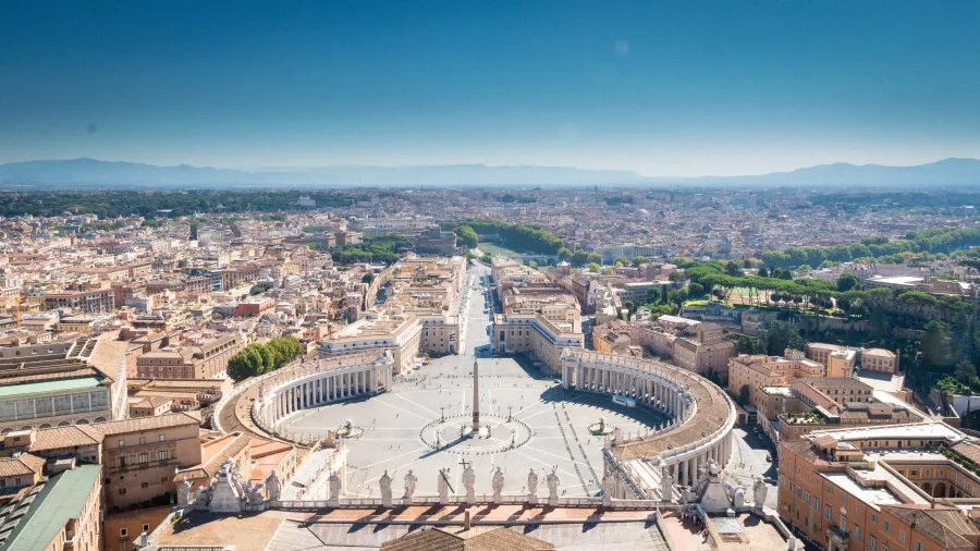 Blick über den Petersplatz und die Ewige Stadt