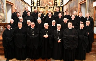 Konvent des Stiftes Seitenstetten mit dem gewählten Abt Petrus Pilsinger und der Wahlkommission Abtpräses Johannes Perkmann (Abtei Michaelbeuern), Abt Gerhard Hafner (Abtei Admont) und Prior P. Michael Hüttl (Abtei Altenburg) / Stift Seitenstetten, Josef Penzendorfer