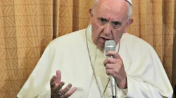 Papst Franziskus im Gespräch mit Journalisten auf dem Rückflug von Aserbaidschan nach Rom am 2. Oktober 2016. / CNA/Alan Holdren
