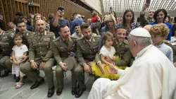 Papst Franziskus trifft am 11. Juni 2022 die Grenadiere der Brigade Sardinien, die zur italienischen Armee gehören, und ihre Familien. / Vatican Media