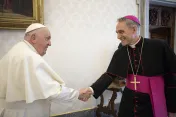 Papst Franziskus mit Erzbischof Georg Gänswein am 9. Mai 2023 im Vatikan.