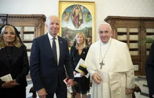 US-Präsident Joe Biden und Papst Franziskus am 29. Oktober 2021 im Apostolischen Palast des Vatikans / Vatican Media / CNA Deutsch
