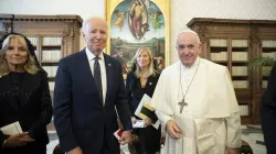 US-Präsident Joe Biden und Papst Franziskus am 29. Oktober 2021 im Apostolischen Palast des Vatikans / Vatican Media / CNA Deutsch
