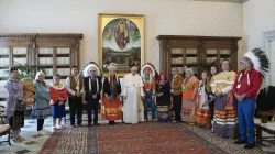Papst Franziskus empfängt Vertreter indigener Völker aus Kanada am 1. April 2022 / Vatican Media